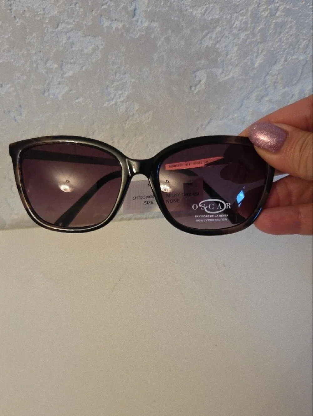 Oscar de la Renta Purple Gradient Sunglasses with Black Frame - Picture 5 of 6
